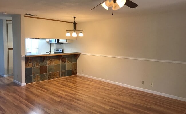 Building Photo - 2 Bedroom 1.5 Bath updated Condo