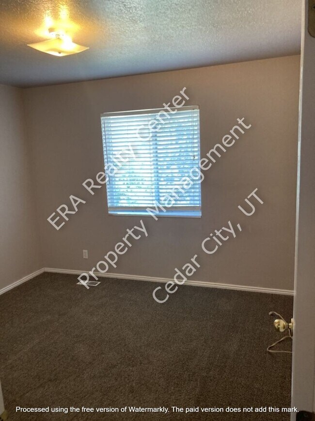 Building Photo - 928 W Greens Lake Dr