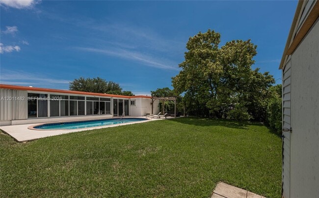 Building Photo - 810 S Rainbow Dr