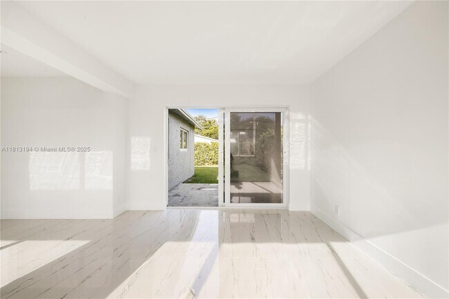 Building Photo - 2111 N 14th Ct
