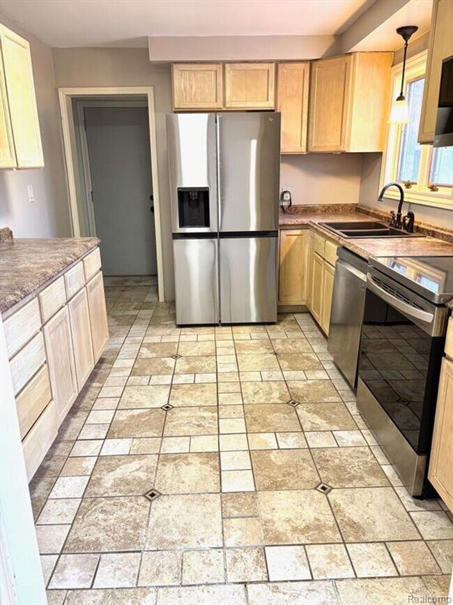 Building Photo - Beautiful Home in Farmington Hills - 3 Bd / 1.5 BA