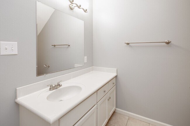 Building Photo - IMMEDIATE MOVE IN!!!  3 bedroom 3 Bathroom Duplex Next Door to Blinn!