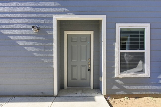 Building Photo - 402 Marsh Ln