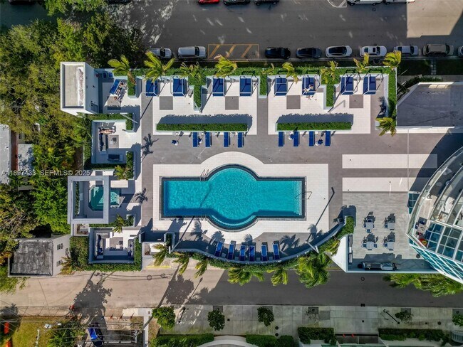 Building Photo - 480 NE 30th St