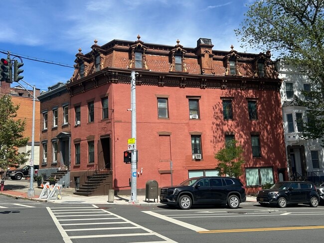 Building Photo - 1 Ten Broeck St