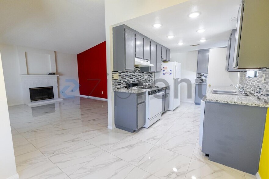 Building Photo - Unit