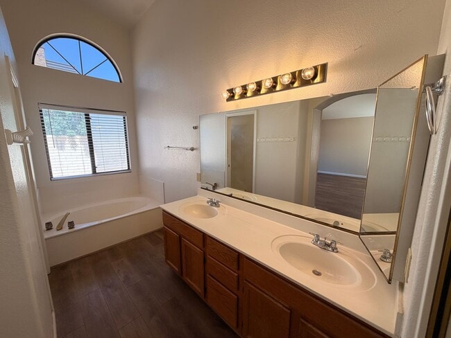 Building Photo - Warm & Charming single level 3 x 2 Home in Stonebridge Lakes!!