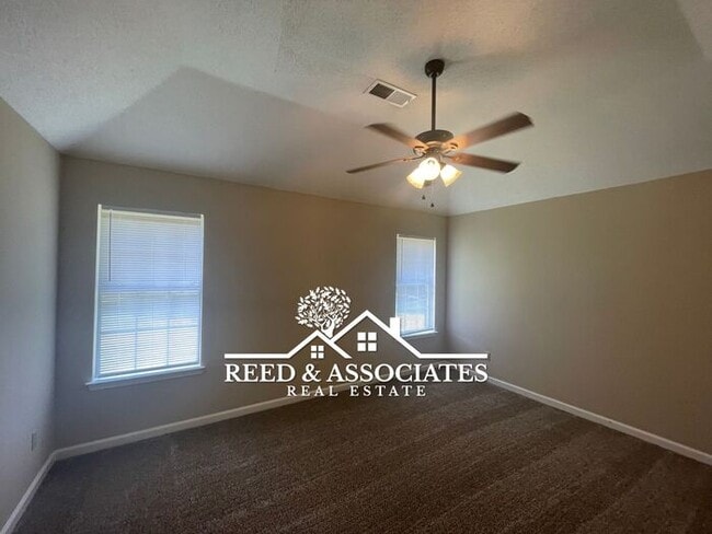 Building Photo - Charming Home Located in Quiet Cove!