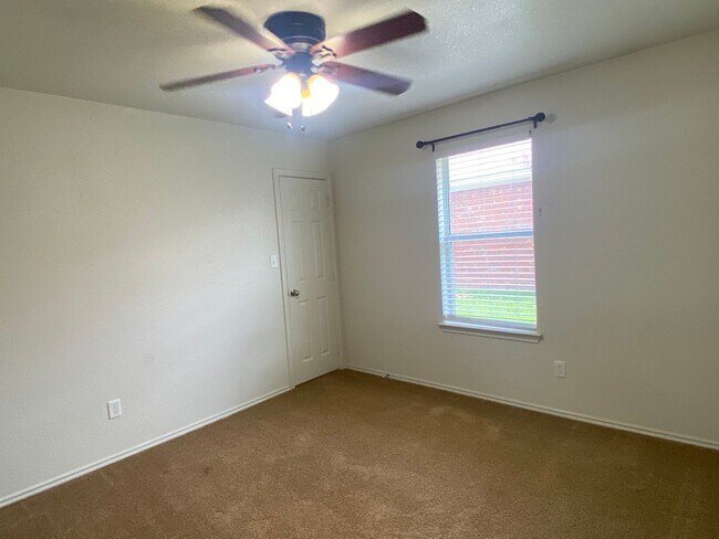 Building Photo - 206 Burnham Dr