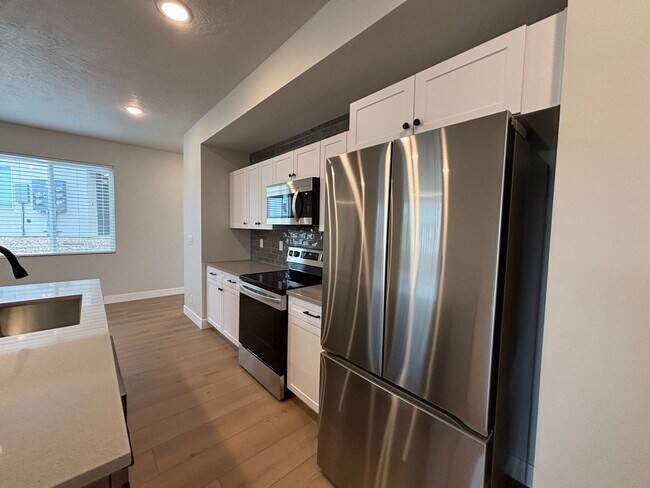 Building Photo - BRAND NEW END TOWNHOME FOR RENT!