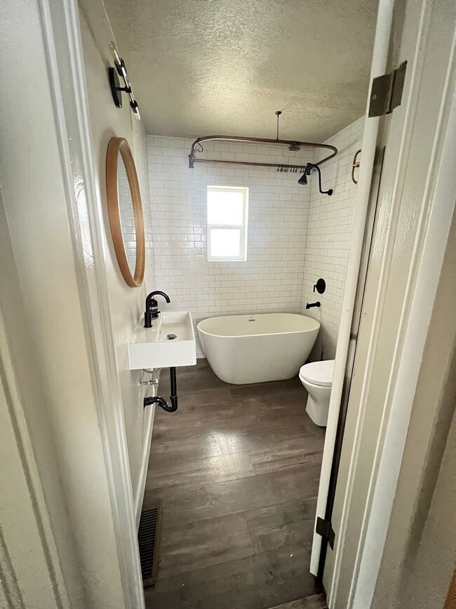 Building Photo - Newly Remodeled House in West Valley for Rent
