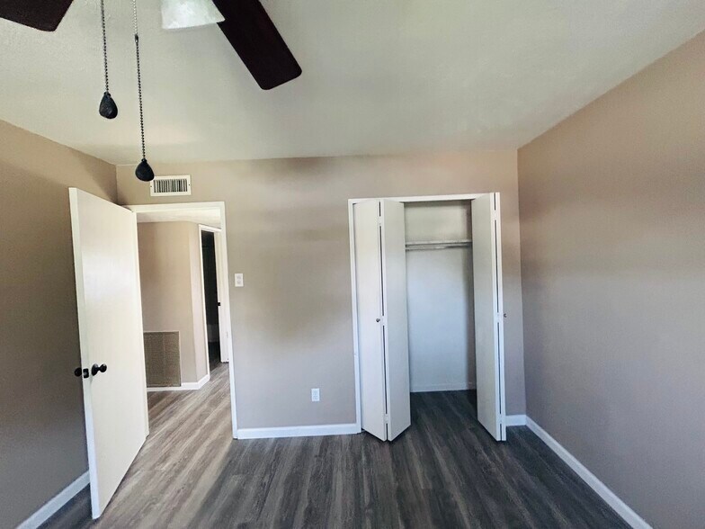 Building Photo - 511 Hanover Dr