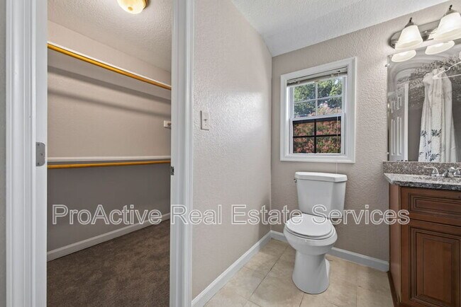 Building Photo - 1065 Lindenwood Ave