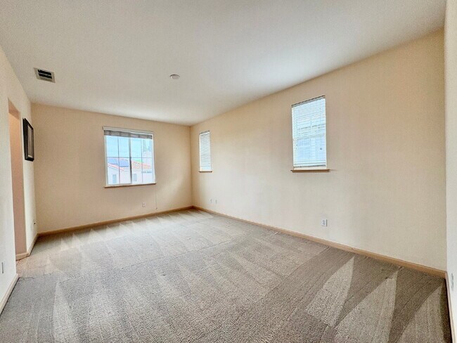 Building Photo - 50% off your first month’s rent move-in special! Spacious 4BR / 2.5BA Home in Pittsburg