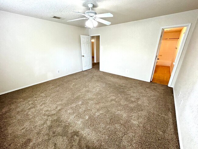 Building Photo - *MOVE IN SPECIAL* Move-In Ready | Washer & Dryer Included + Google Fiber Located Near UTSA!