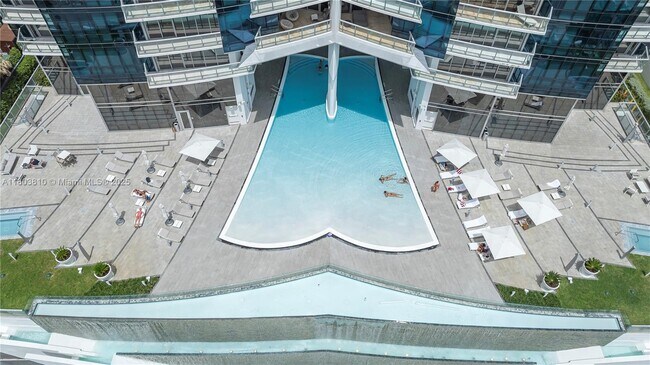 Building Photo - 17121 Collins Ave