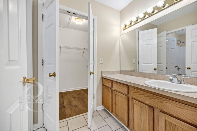 Building Photo - ONE STORY LIVING - MINUTES FROM EVERYTHING