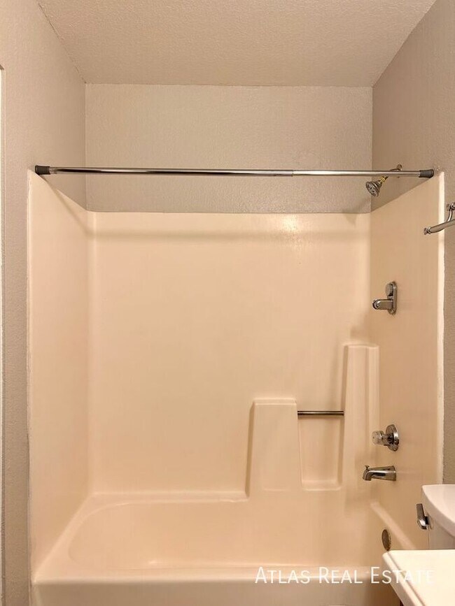 Building Photo - 465 W Ivyglen St