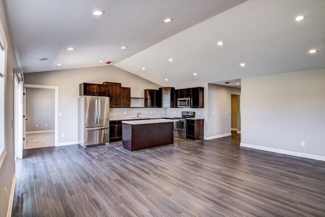 Building Photo - 3 Bedroom Town Home, Association Maintained Lawn & Snow Removal Included
