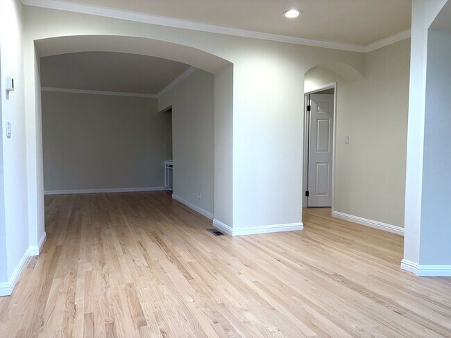 Building Photo - Beautifully Updated 4-Bedroom Home in Prime Mountain View Location!