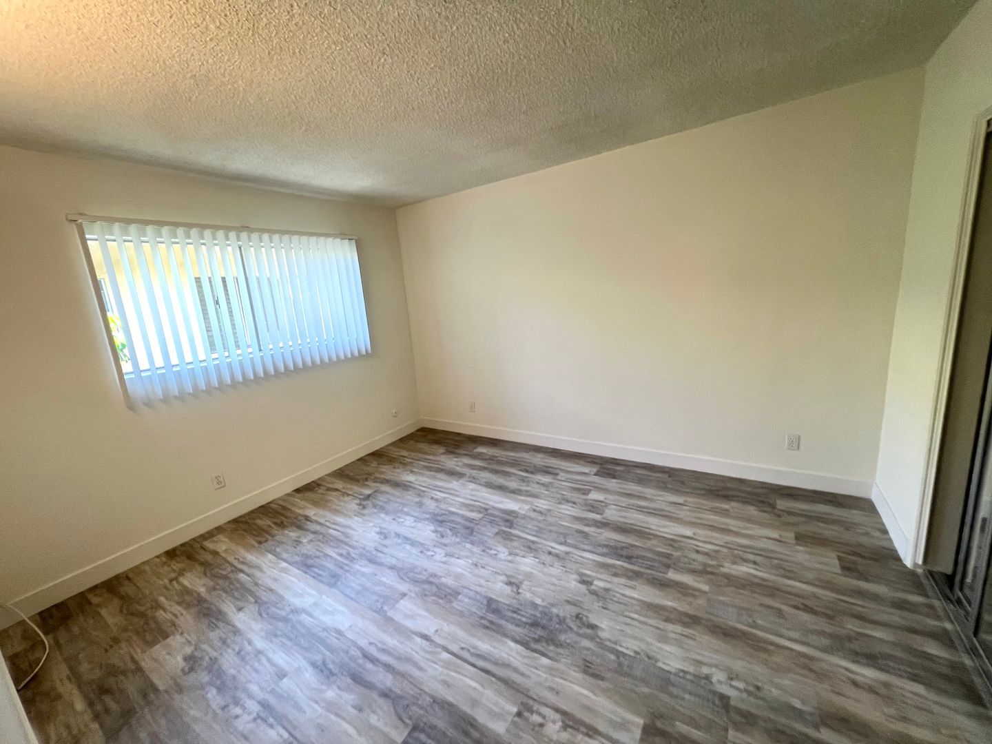 Building Photo - 3359 Mentone Ave