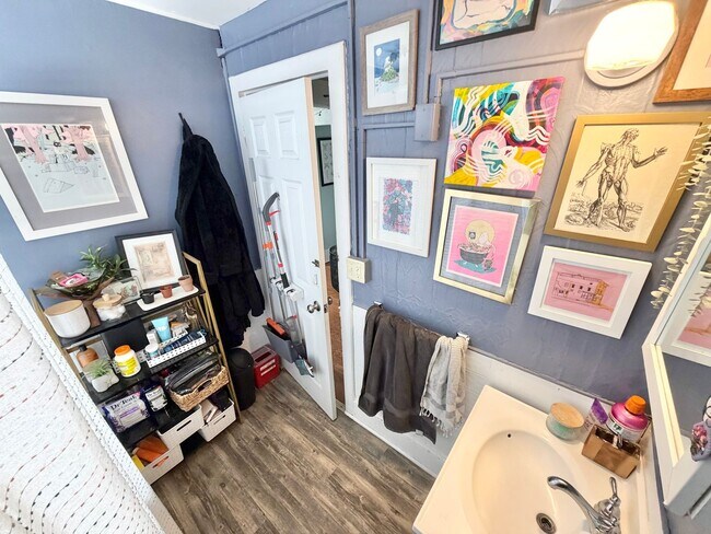 Building Photo - 1 Bedroom in Burlington VT Available 7/1!