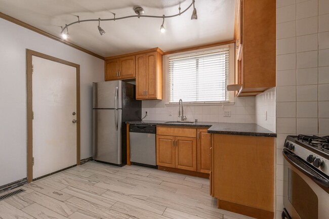 Building Photo - 3 Bed / 2 Bath San Bruno charmer is ready ...