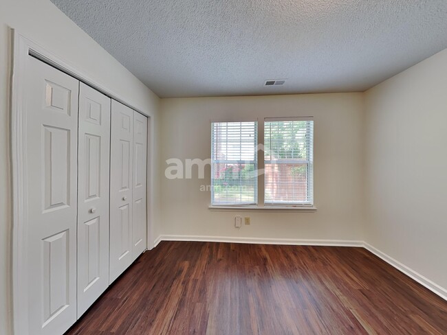 Building Photo - 3023 Laurelwood Dr