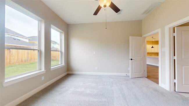 Building Photo - 122 Hazelnut Dr