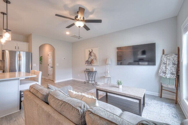 Building Photo - Like-New Modern Townhome Near Dining, Shopping, Trails & Old Hickory Lake