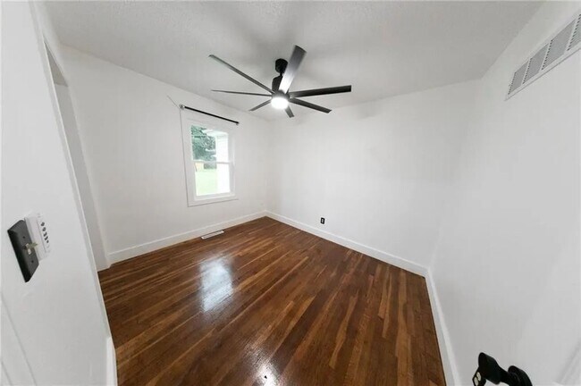 Building Photo - 406 7th St Terrace