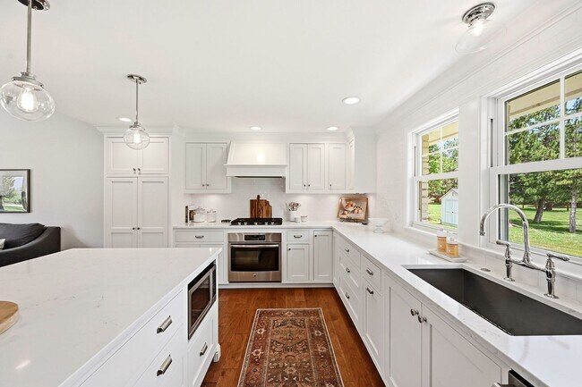 Building Photo - Charming Updated Farmhouse with Incredible Mountain Vistas