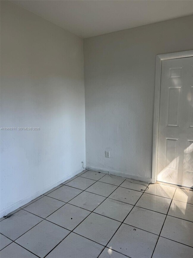 Building Photo - 730 NE 122nd St