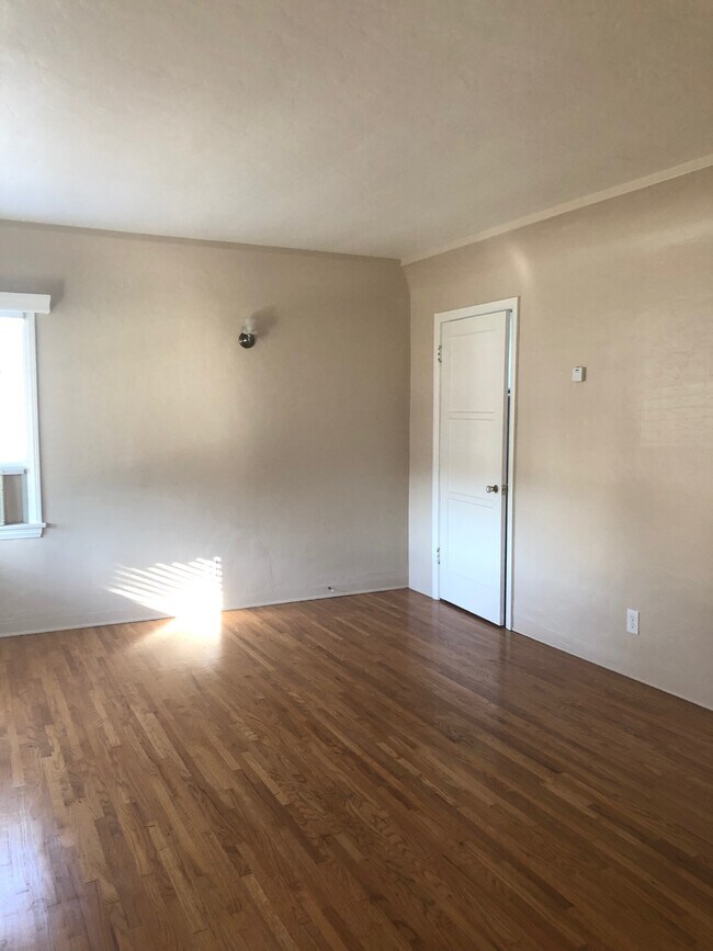 Building Photo - 316 N Bushnell Ave