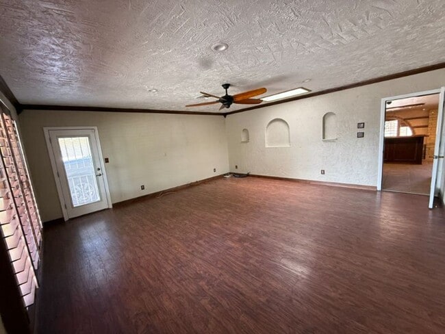 Building Photo - Updated Pool Home in Engler Estates