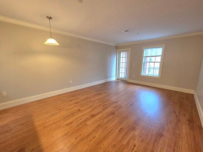 Building Photo - 286 Main St