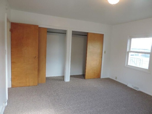 Building Photo - 2 Bed / 1.5 Bath / 2 Car Garage home in Bi...