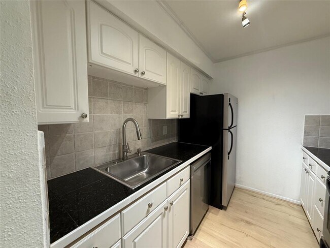 Building Photo - 5711 Sugar Hill Dr