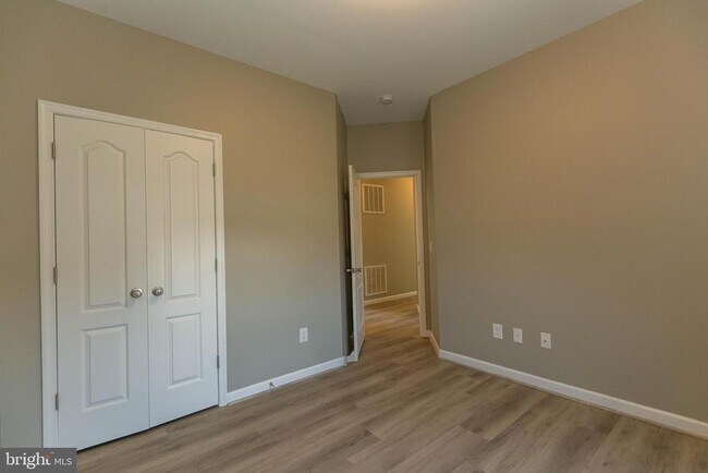 Building Photo - 438 Ives St