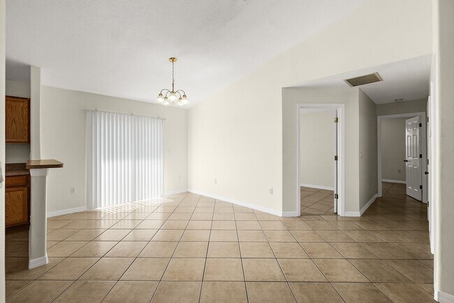 Building Photo - Spacious 3 Bedroom 2 Bath 1 Car Duplex in ...