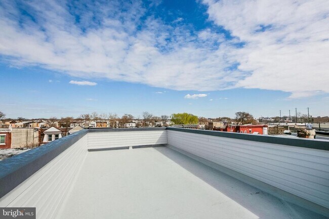 Building Photo - Gorgeously renovated classic row home with Off-Street Parking