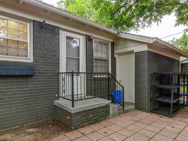 Building Photo - 1009 Idaho St