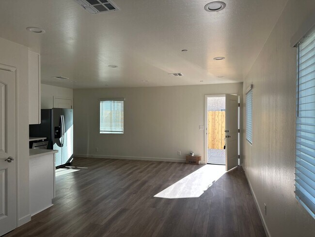 Building Photo - 916 W Perdew Ave