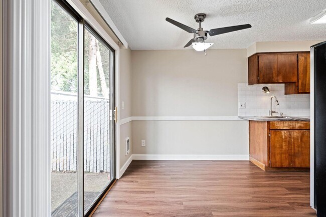 Building Photo - Clean, spacious 2-bdrm/1.5-bath unit in Milwaukie. Private patio, quiet location, designated parking