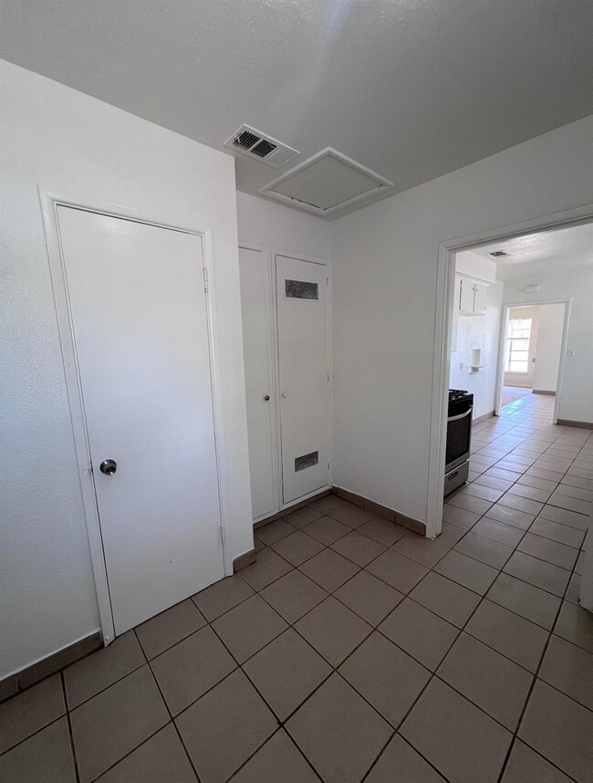 Building Photo - 2905 E Lamona Ave