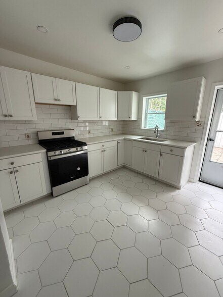 Building Photo - 2526 Almond St