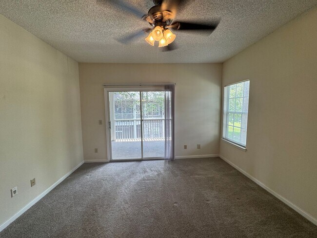 Building Photo - Move In Special! 2 Bed / 2 Bath Upstairs C...