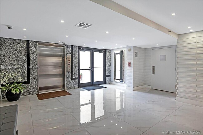 Building Photo - 16919 N Bay Rd