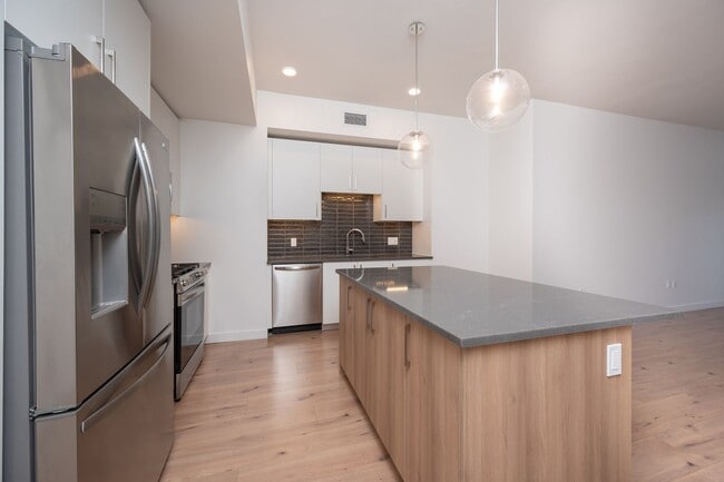 Building Photo - Welcome to your new home! Luxury 1BE1BA condo at the Pullman Gulch Union in the center of Nashvil...