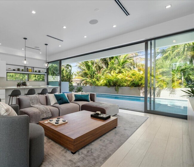 Building Photo - 1311 Bay Dr